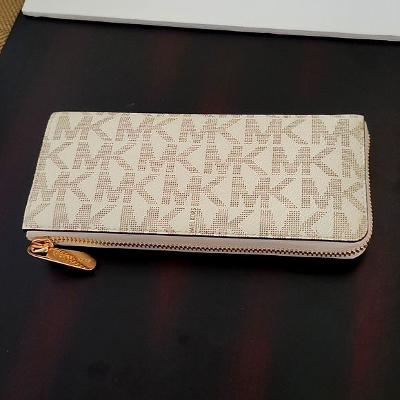 Michael Kors Signature MK Zip Wallet - Picture 4 of 4